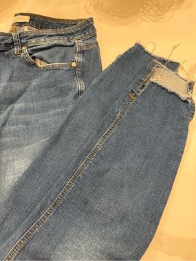 Eloquii Jeans. Size 18. Raw Hem. Skinny Jegging. Stretchy. Medium Wash. GUC.